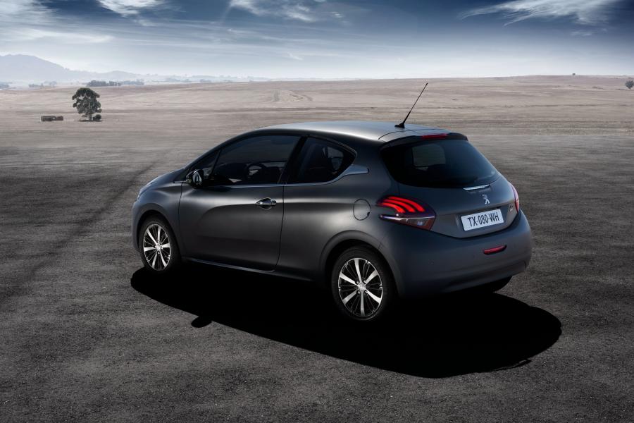  Peugeot 208 Ice Silver 2015 года  (фото 2 из 18)